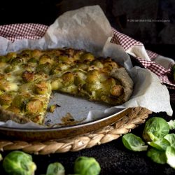 torta-salata-con-farina-di-canapa-stracchino-cavolini-di-bruxelles-farine-alternative-ricetta-vegetariana-contemporaneo-food
