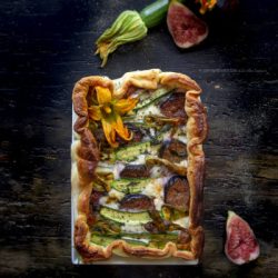 torta-salata-di-sfoglia-zucchine-fichi-mascaropone-fontina-secondo-vegetariano-ricetta-facile-contemporaneo-food
