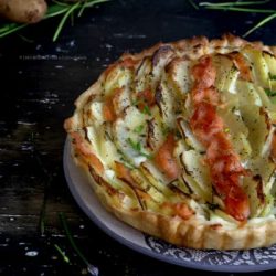 torta-salata-mascarpone-erba-cipollina-salmone-affumicato-patate-ricetta-facile-veloce-contemporaneo-food