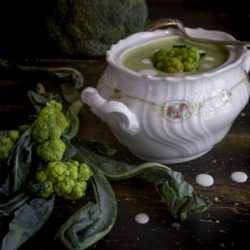 vellutata-broccoli-latte-di-cocco-ricetta-vegetariana-primo-facile-veloce-contemporaneo-food