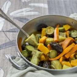 verdure-in-umido-con-spezie-miele-prugne-ricetta-vegetariana-facile-contemporaneo-food