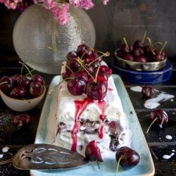 viennetta-alle-ciliegie-fresche-con-sciroppo-allo-cherry-torta-gelato-facile-veloce-contemporaneo-food