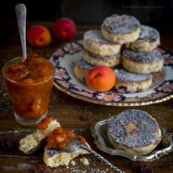 welsh-cakes-biscotti-morbidi-gallesi-con-composta-di-albicocche-merenda-colazione-contemporaneo-food