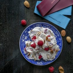 yogurt-greco-gelato-mandorle-lamponi-snack-spuntino-pre-allenamento-light-sano-contemporaneo-food