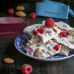yogurt-greco-gelato-mandorle-lamponi-snack-spuntino-pre-allenamento-light-sano-contemporaneo-food