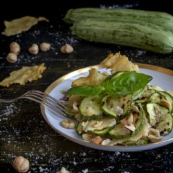 zucchine-in-insalata-grana-nocciole-tostate-ricetta-light-ricetta-light-facile-vegetariana-contemporaneo-food