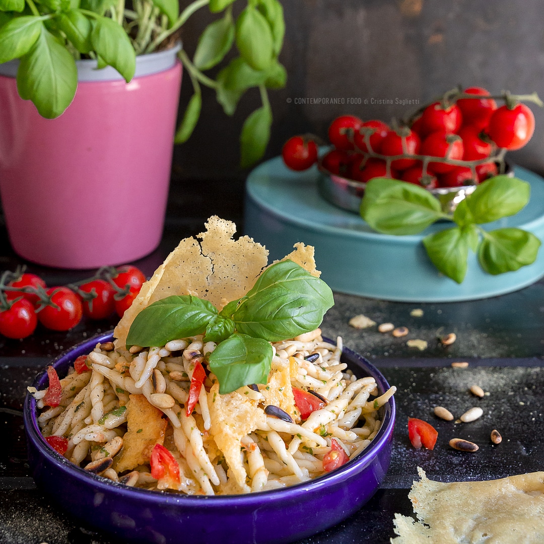 insalata-di-trofie-al-basilico-con-pinoli-tostati-cialde-parmigiano-pasta-fredda-estiva-facile-contemporaneo-food