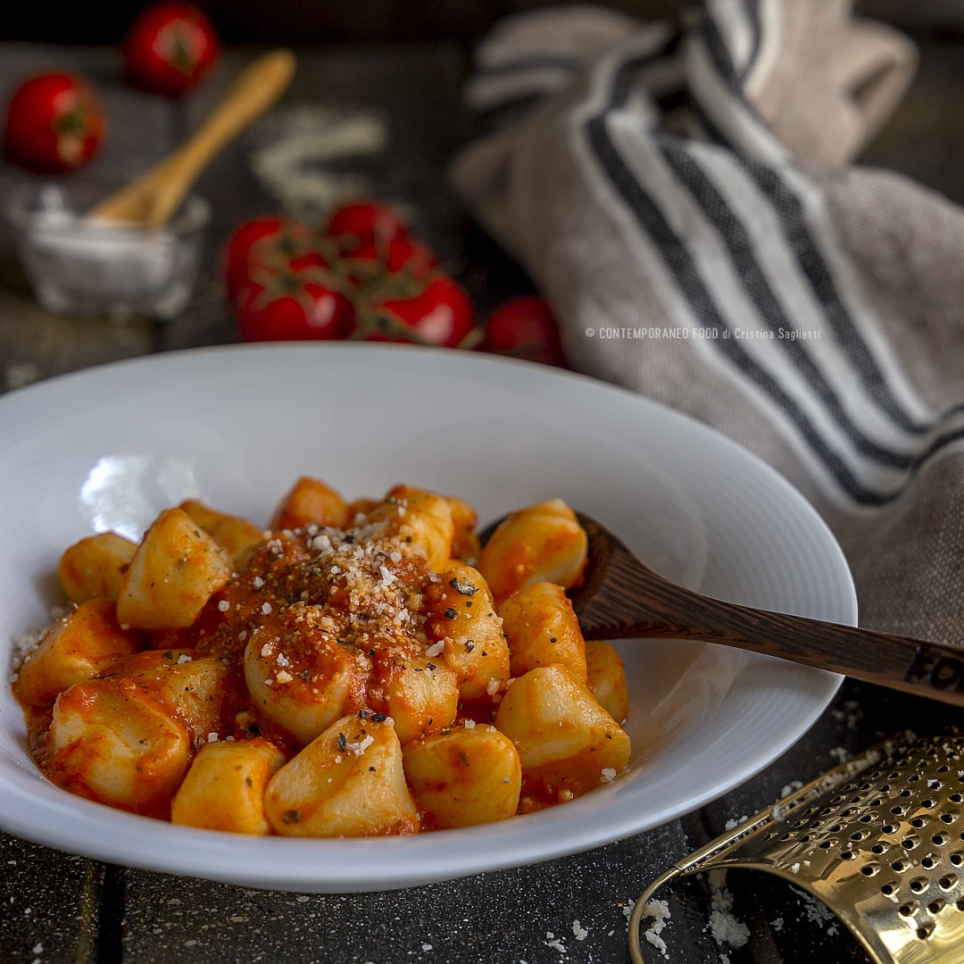 gnocchi-ricotta-di-pecora-crema-di-pomodorini-speziati-al-profumo-di-limone-ricetta-vegetariana-confit-ricetta-facile-primo-piatto-contemporaneo-food