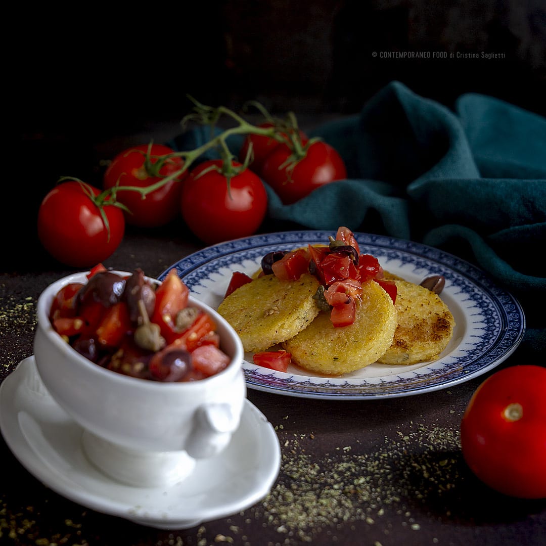 polenta-fritta-calda-origano-con-insalata-di-pomodori-fredda-ricetta-facile-contemporaneo-food