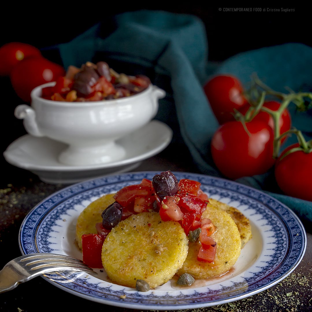 polenta-fritta-calda-origano-con-insalata-di-pomodori-fredda-ricetta-facile-contemporaneo-food