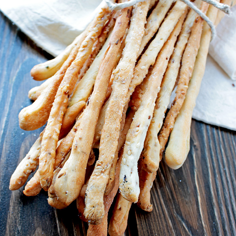 Immagine: Grissini -croccanti, sottili, speziati e soprattutto facilissimi da preparare-