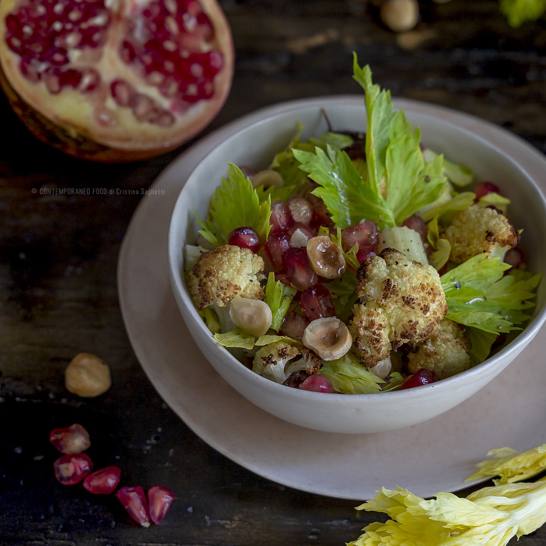 cavolfiore-arrosto-in-insalata-con-melograno-nocciole-sedano-ricetta-facile-contorno-leggero-contemporaneo-food