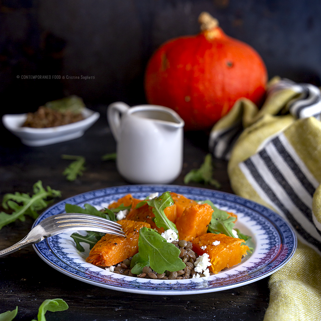 zucca-arrosto-in-insalata-con-lenticchie-feta-rucola-salsa-melograno-ricetta-facile-veloce-vegetariana-contemporaneo-food