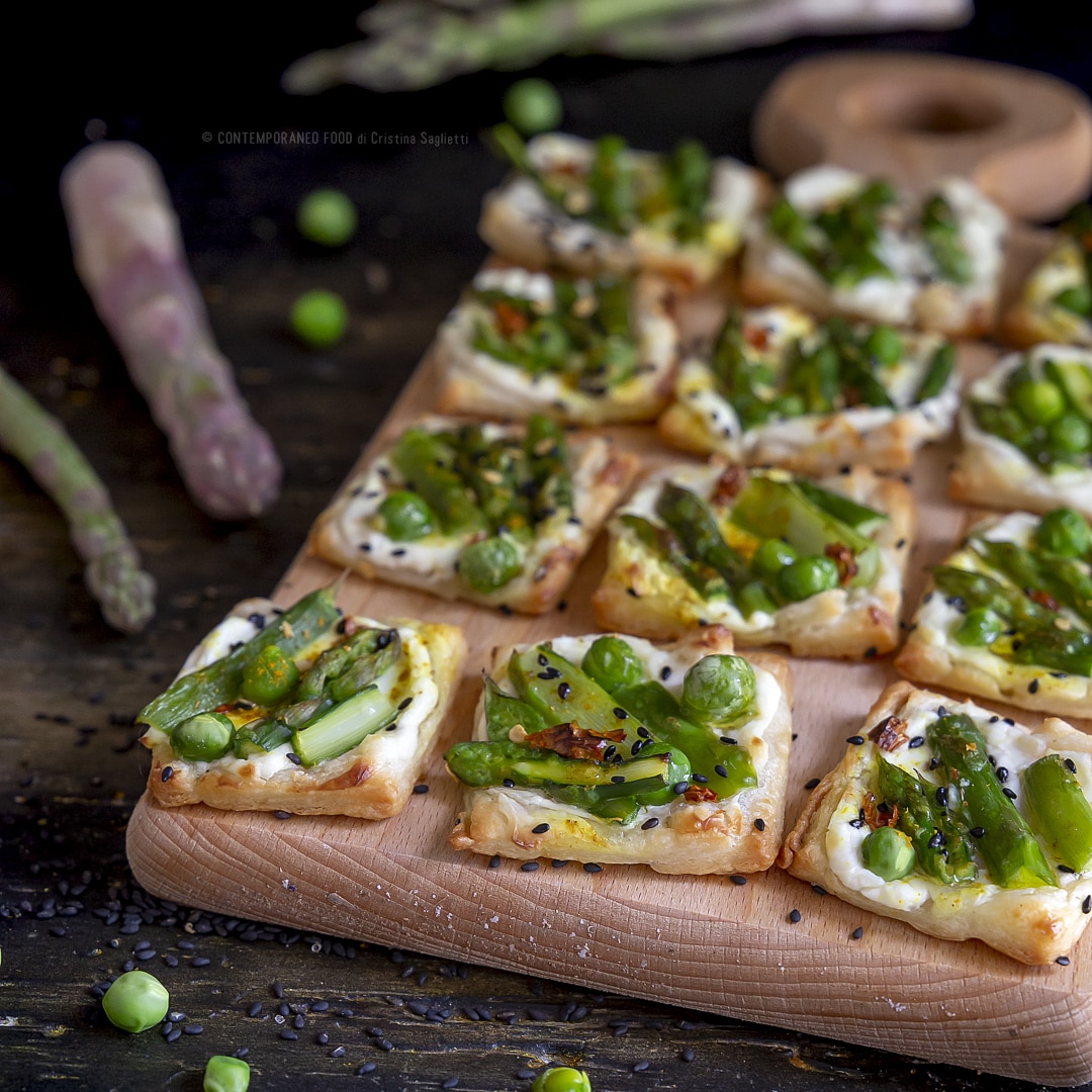 pizzette-di-sfoglia-con-cremoso-al-formaggio-asparagi-piselli-antipasto-sano-verdure-contemporaneo-food