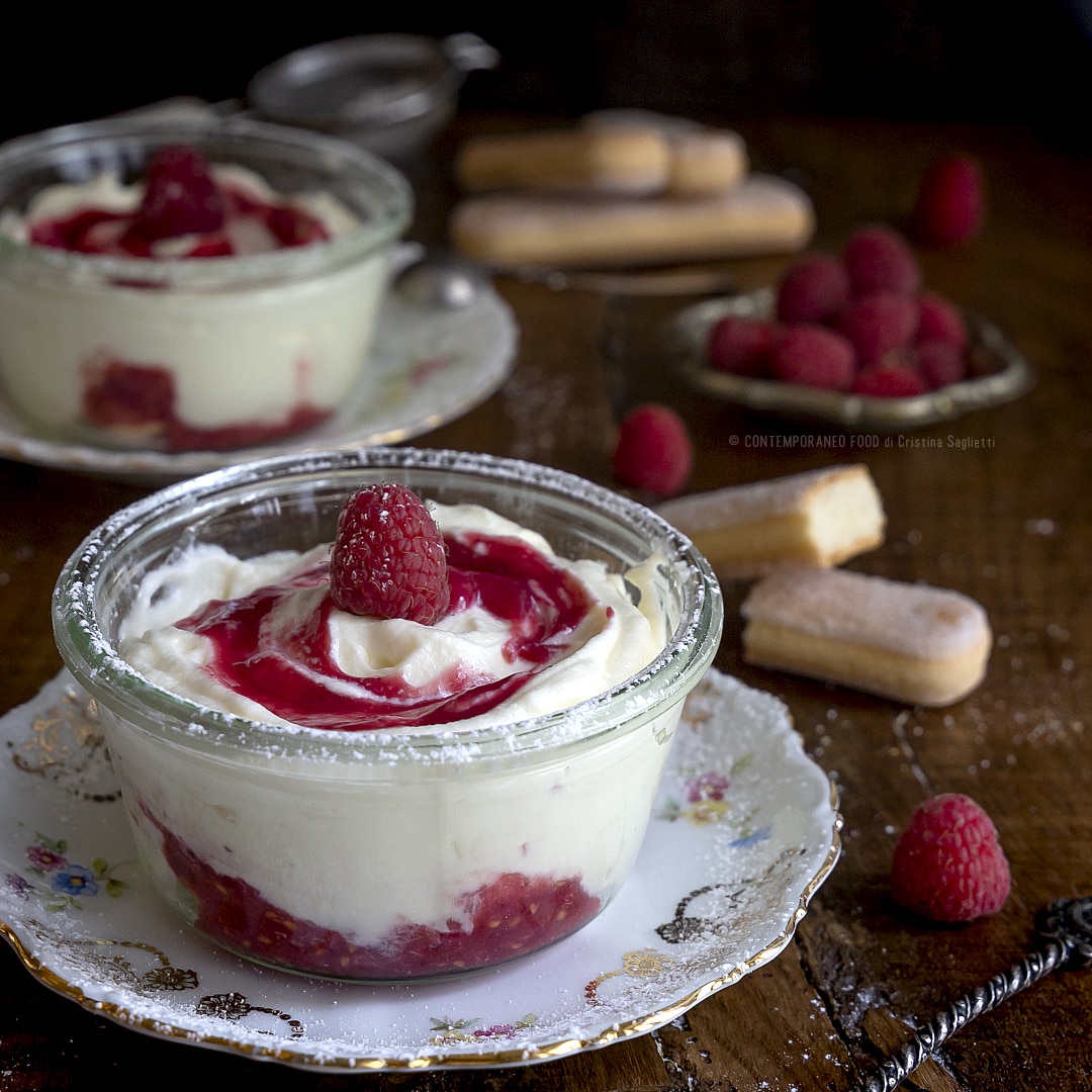 mousse-cioccolato-bianco-senza-uova-con-coulis-lampone-rum-dolce-al-cucchiaio-facile-veloce-contemporaneo-food