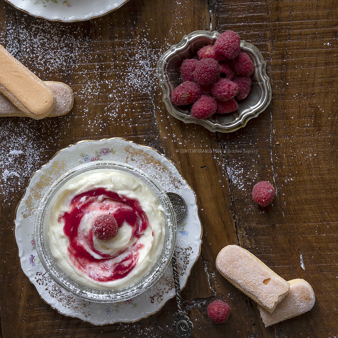 Immagine: Mousse al cioccolato bianco senza uova con coulis di lamponi e Rum
