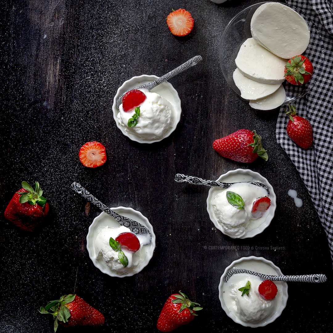 Immagine: Gelato alla mozzarella di bufala con carpaccio di fragole