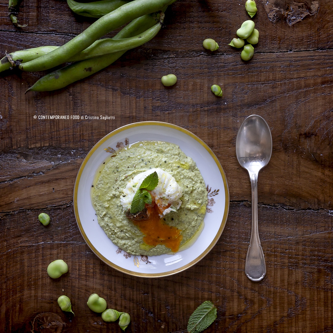 Immagine: Uovo poché alle erbe e spezie su crema di fave alla menta