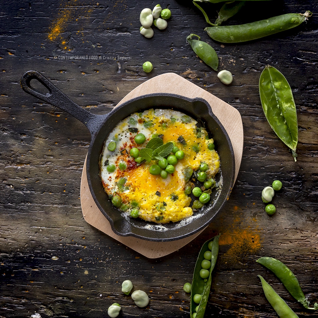 Immagine: Fave, piselli e uova al tegamino con curcuma e menta