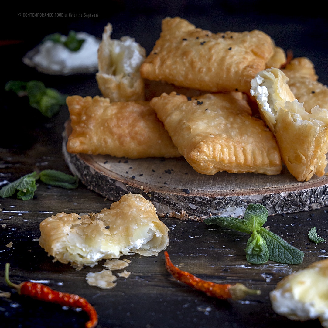 sfoglia-fritta-con-ricotta-di-bufala-menta-peperoncino-ricetta-antipasto-facile-veloce-contemporaneo-food