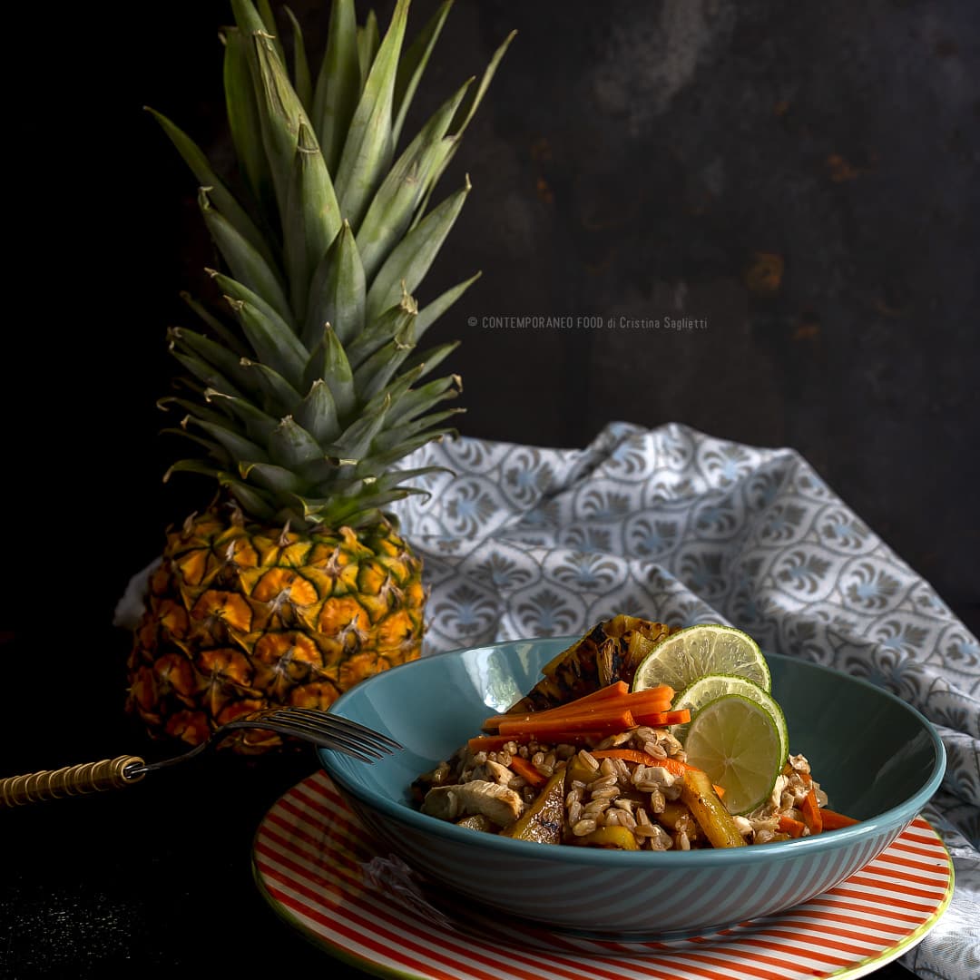 farro-in-insalata-con-pollo-ananas-caramellato-carote-piatto-unico-ricetta-estiva-facile-veloce-contemporaneo-food