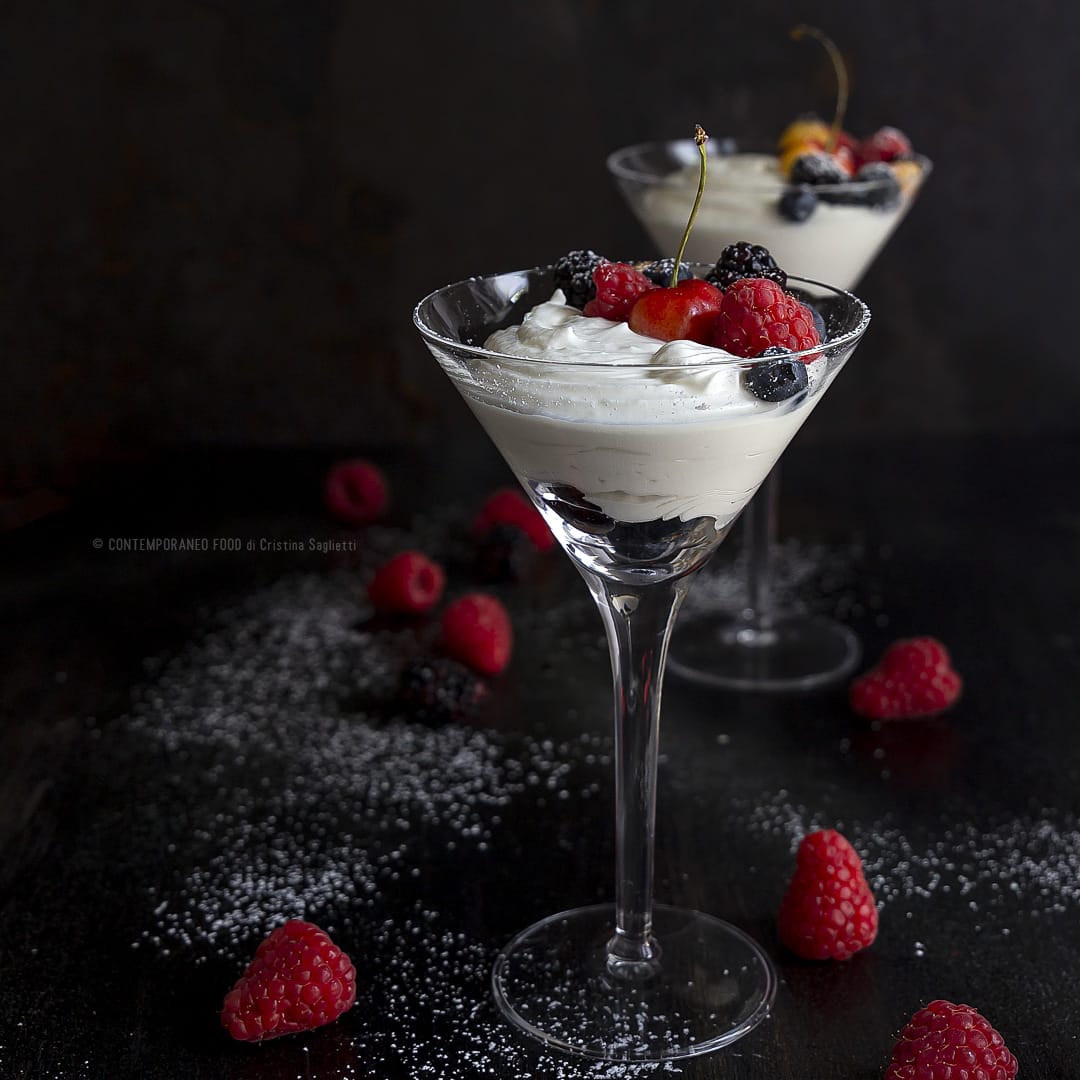 mousse-di-latte-e-vaniglia-con-frutti-di-bosco-dessert-facile-veloce-estivo-contemporaneo-food