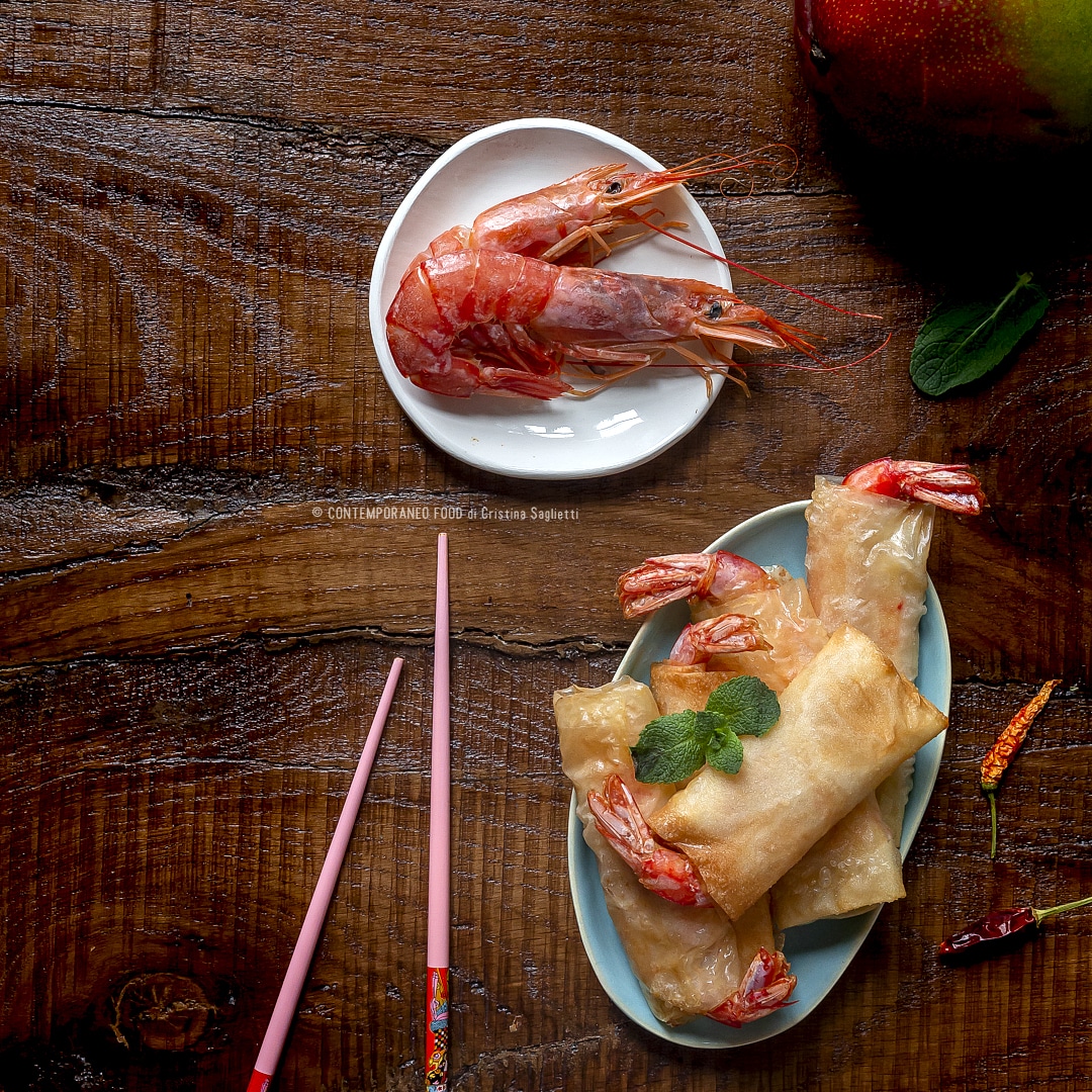 Immagine: Gamberi fritti piccanti in pasta fillo con mango e menta fresca