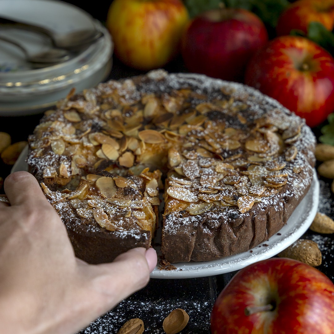 torta-di-mele-alla-normanna-frolla-cacao-crema-di-mandorle-crema-gianduja-merenda-ricetta-facile-dolce-contemporaneo-food