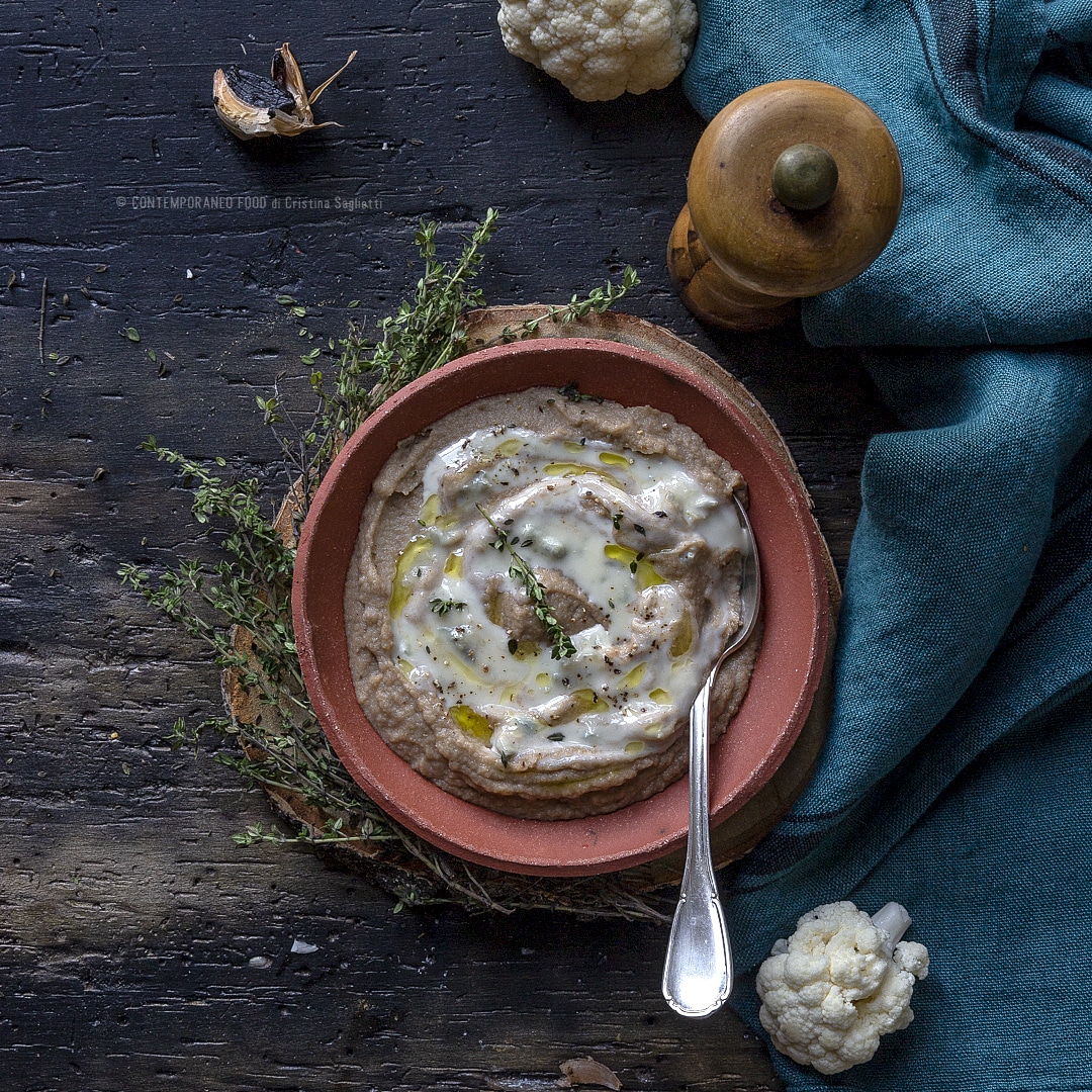 Immagine: Crema di cavolfiore, timo e aglio nero con salsa di gorgonzola