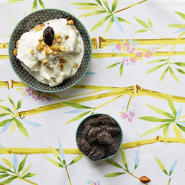 Immagine: Gelato con latte e yogurt di capra alle prugne e noci