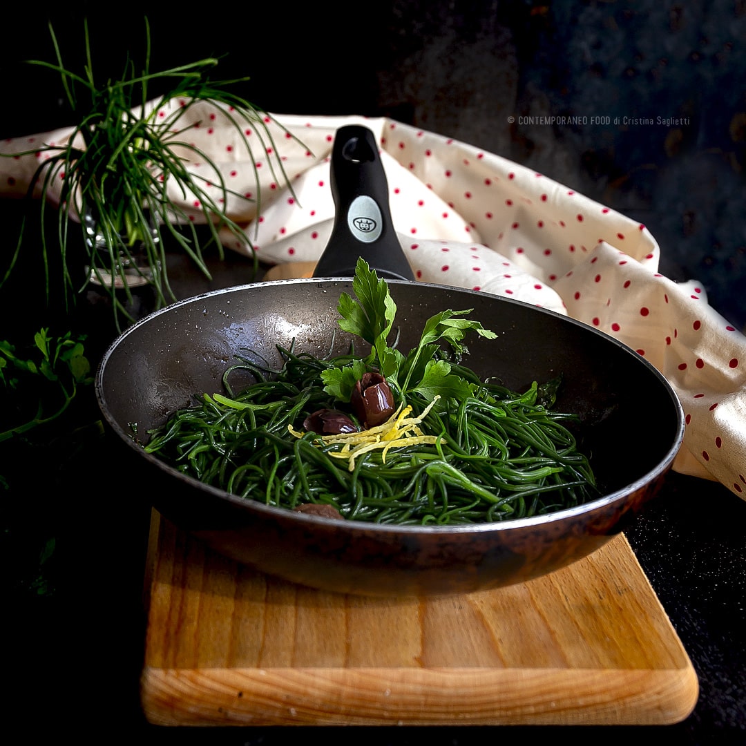 agretti-al-burro-con-olive-nere-limone-prezzemolo-contorno-ricetta-facile-barba-di-frate-contemporaneo-food