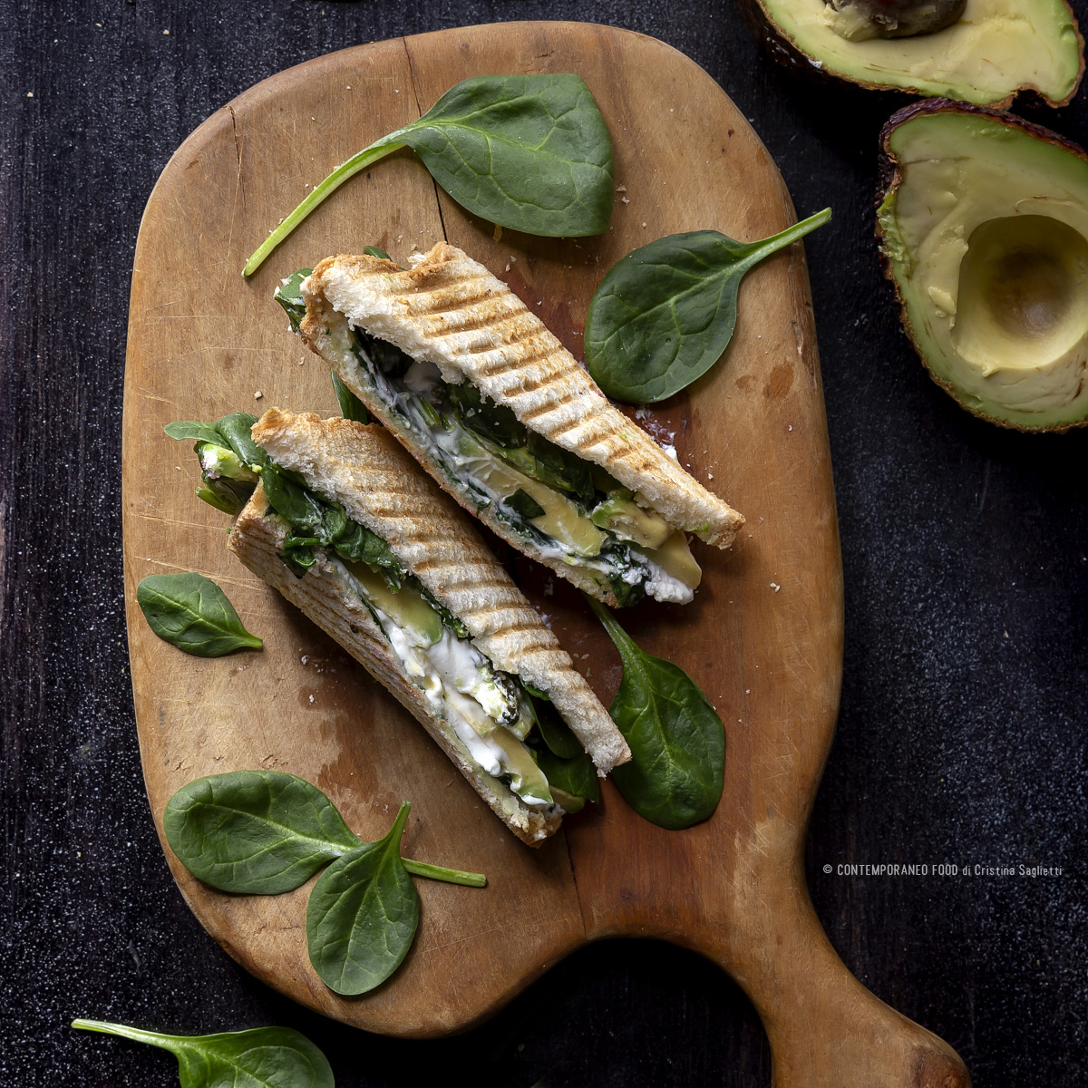 Immagine: Avocado toast con spinacini, robiola di capra e miele