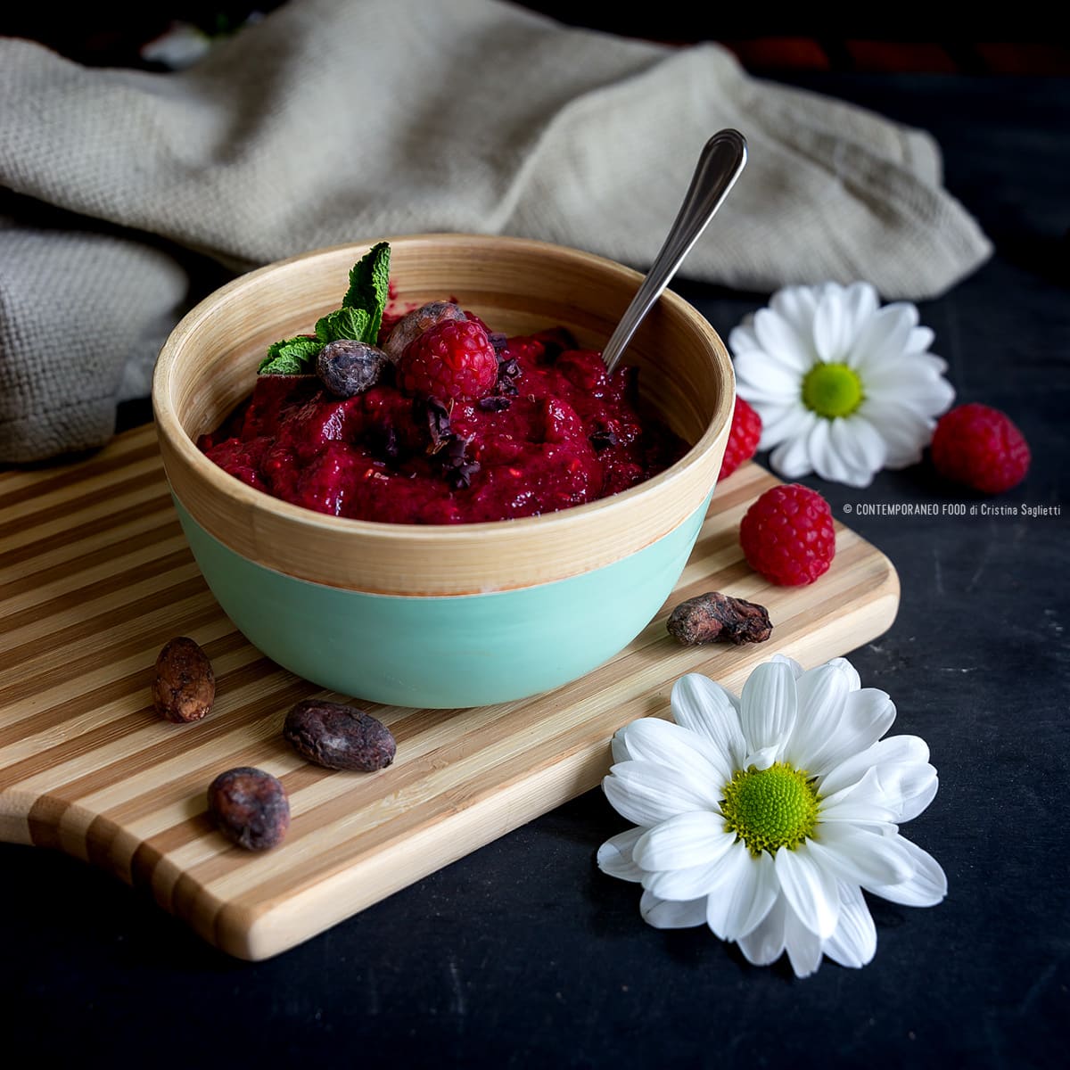 green-smoothie-bowl-barbabietola-lamponi-fave-di-cacao-dieta-ricetta-light-facile-ricetta-light-contemporaneo-food
