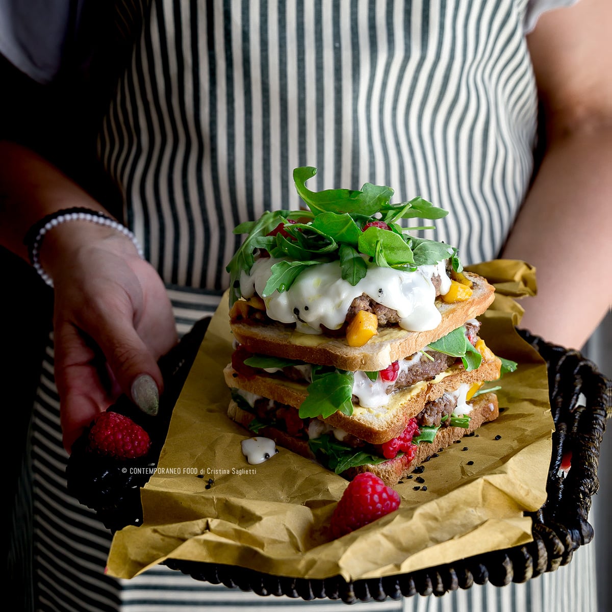 club-sandwich-carne-rucola-squacquerone-lamponi-salsa-mango-ricetta-facile-contemporaneofood