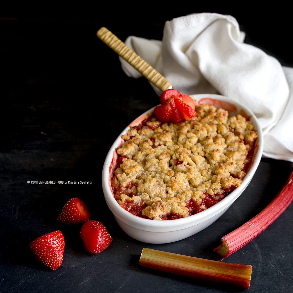 crumble-di-fragole-e-rabarbaro-con-farina-di-farro-dolce-facile-ricetta-contemporaneo-food
