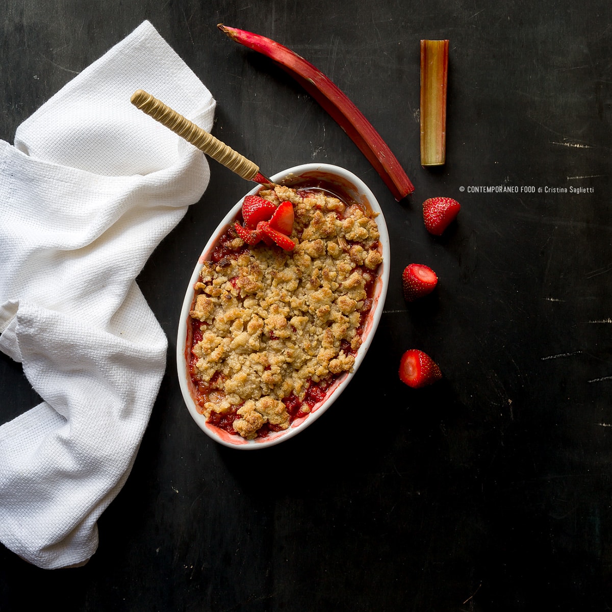 Immagine: Crumble di fragole e rabarbaro con farina di farro