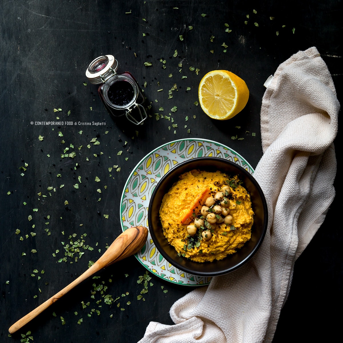 Immagine: Hummus di carote con sale nero