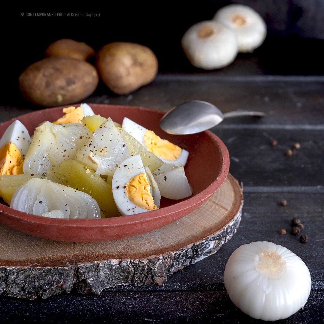 insalata-di-cipolle-bianche-primaverili-patate-uova-ricetta-vegetariana-facile-contemporaneo-food