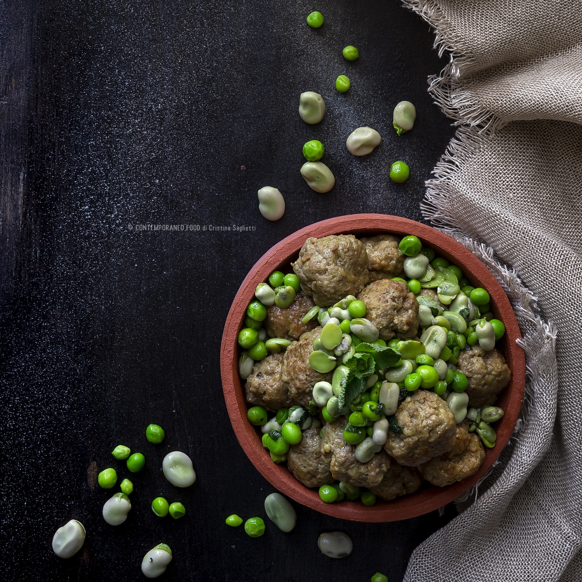 Immagine: Polpette di carne con fave e piselli al profumo di menta e limone