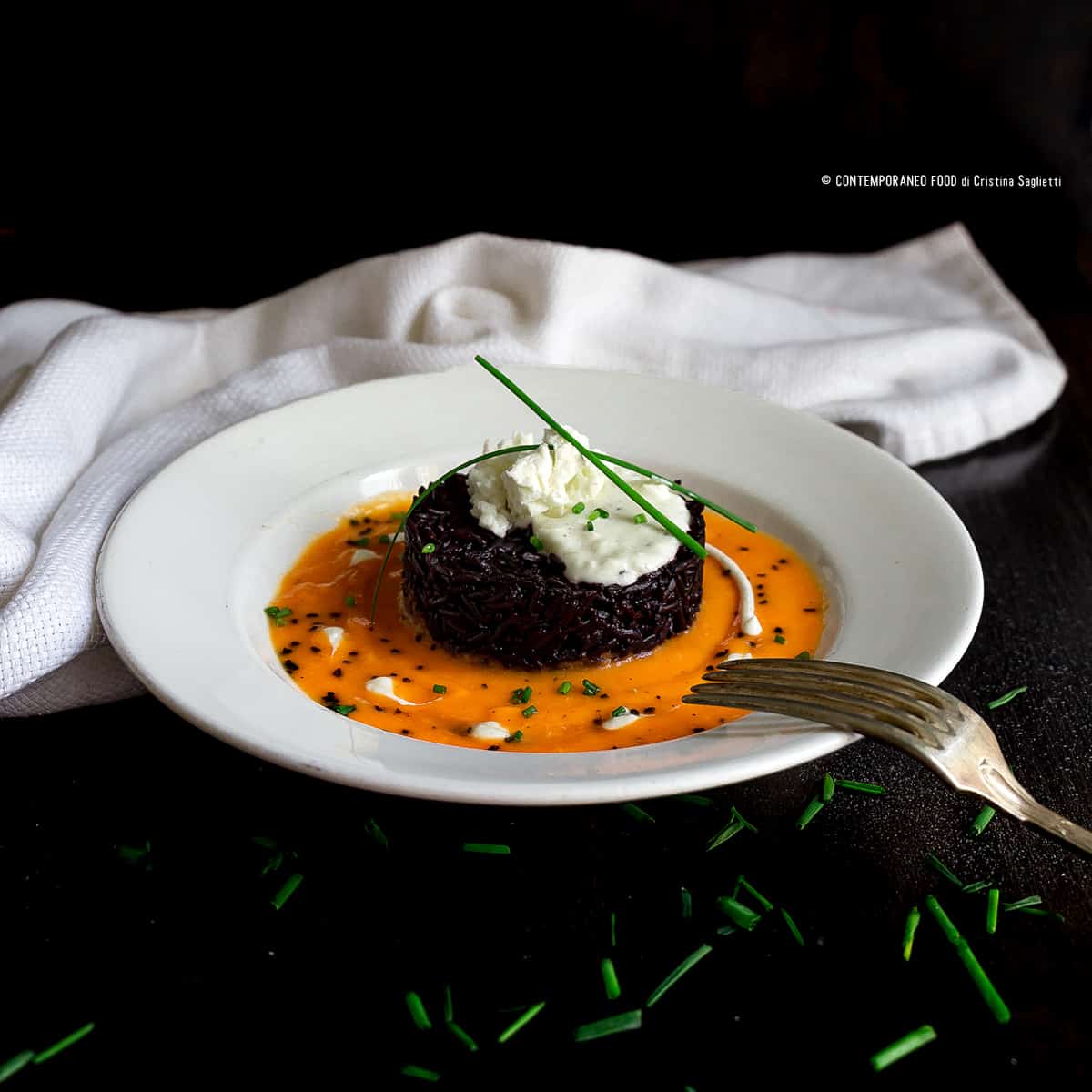 riso-buono-artemide-con-coulis-di-papaya-crema-di-feta-greca-erba-cipollina-sale-nero-light-ricetta-risotto-primo-contemporaneo-food