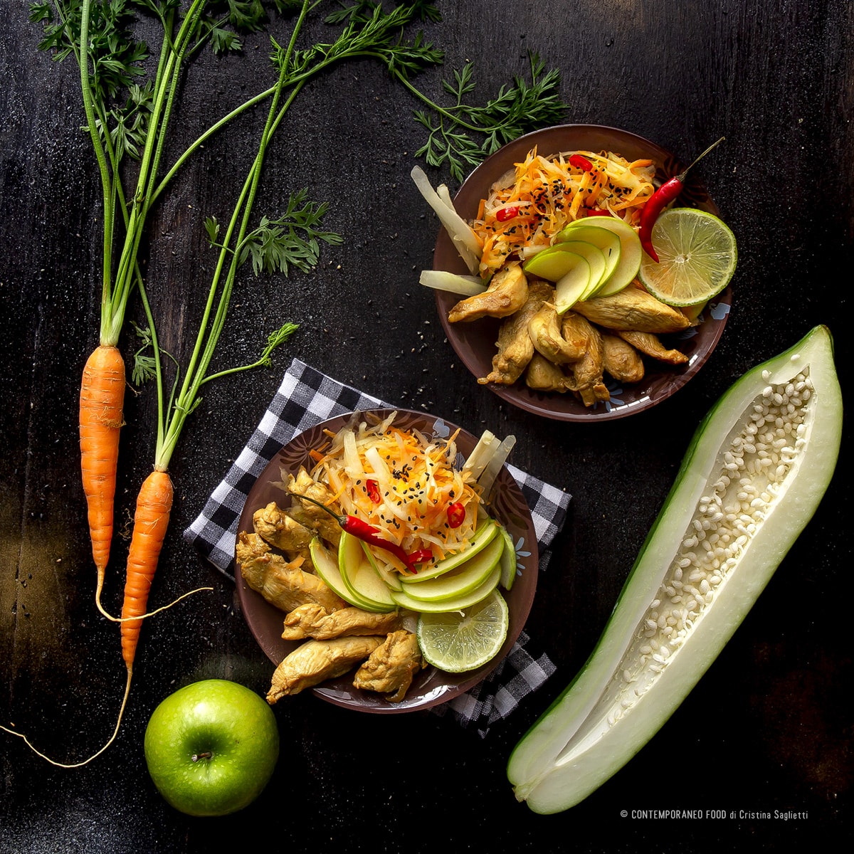 Immagine: Insalata di papaya verde con carote, mele e pollo speziato