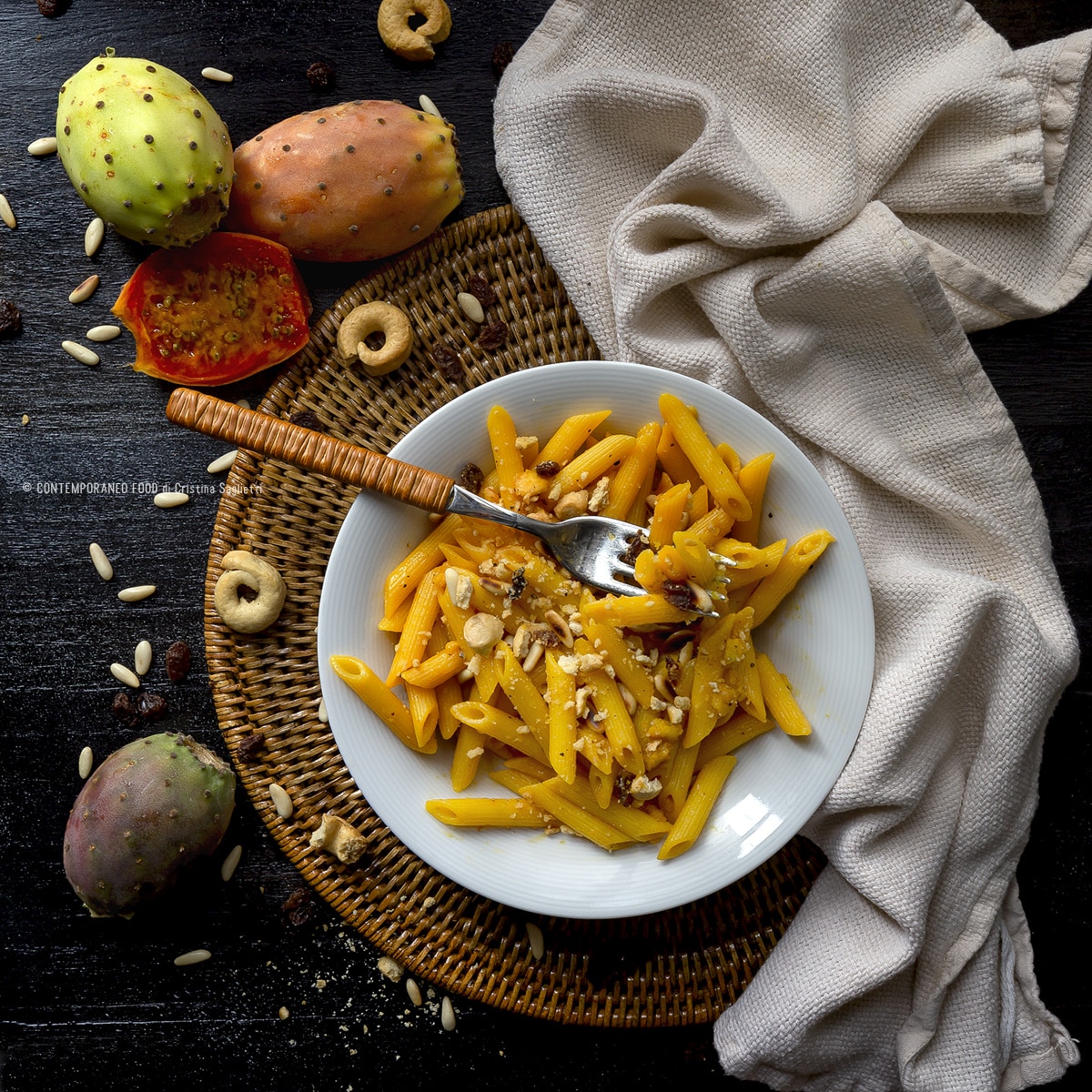 Immagine: Pasta ai fichi d’india con crumble di taralli, pinoli e uvetta sultanina