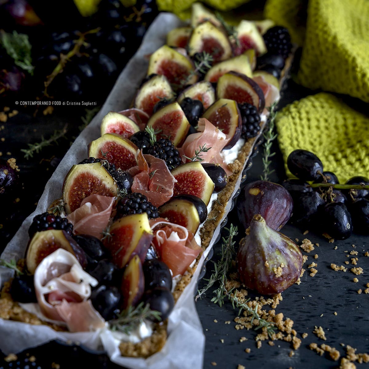 torta-salata-ai-fichi-ricotta-formaggio-blu-crudo-uva-more-ricetta-facile-antipasto-contemporaneofood