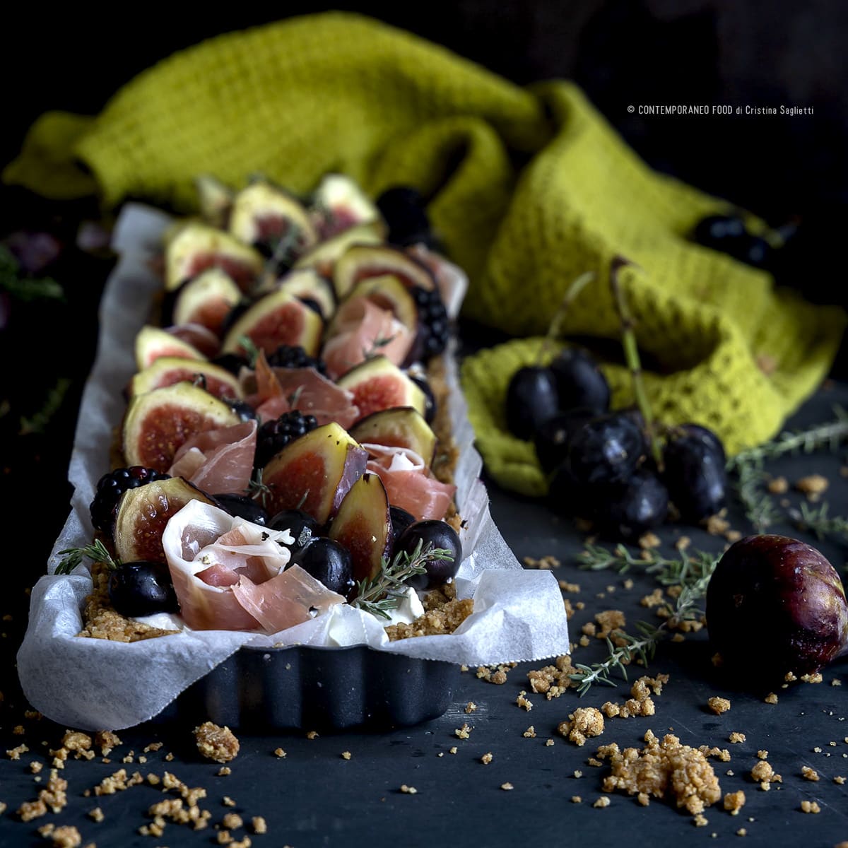 torta-salata-ai-fichi-ricotta-formaggio-blu-crudo-uva-more-ricetta-facile-antipasto-contemporaneofood
