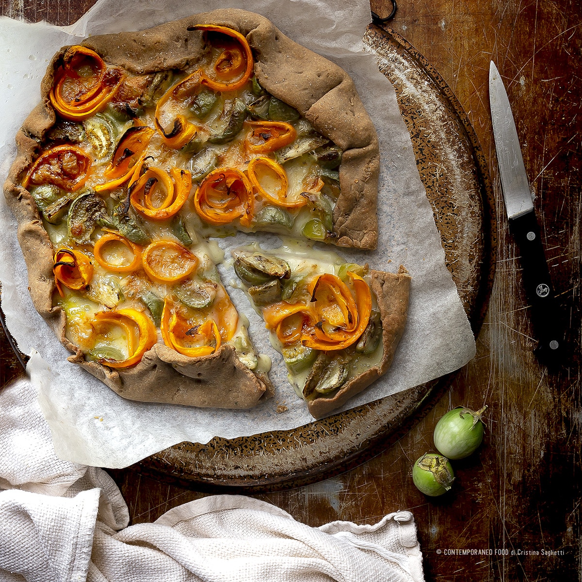 Immagine: Torta salata con brisé all’olio, farina di farro e di castagne e farcitura di melanzane verdi, carote e Taleggio