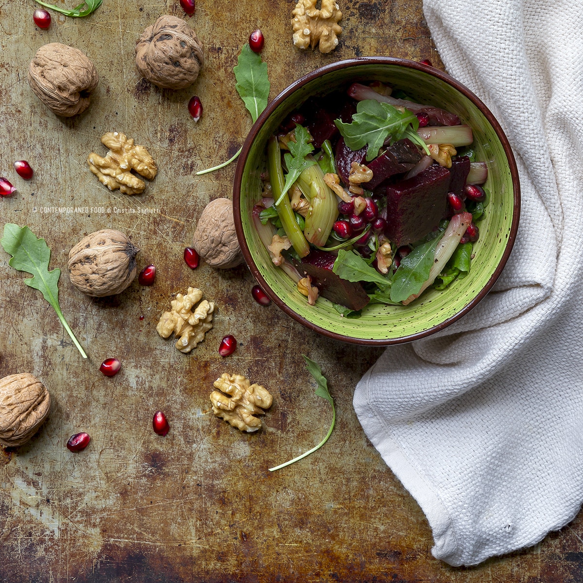 Immagine: Barbabietola rossa in insalata con noci, porri, rucola e melograno