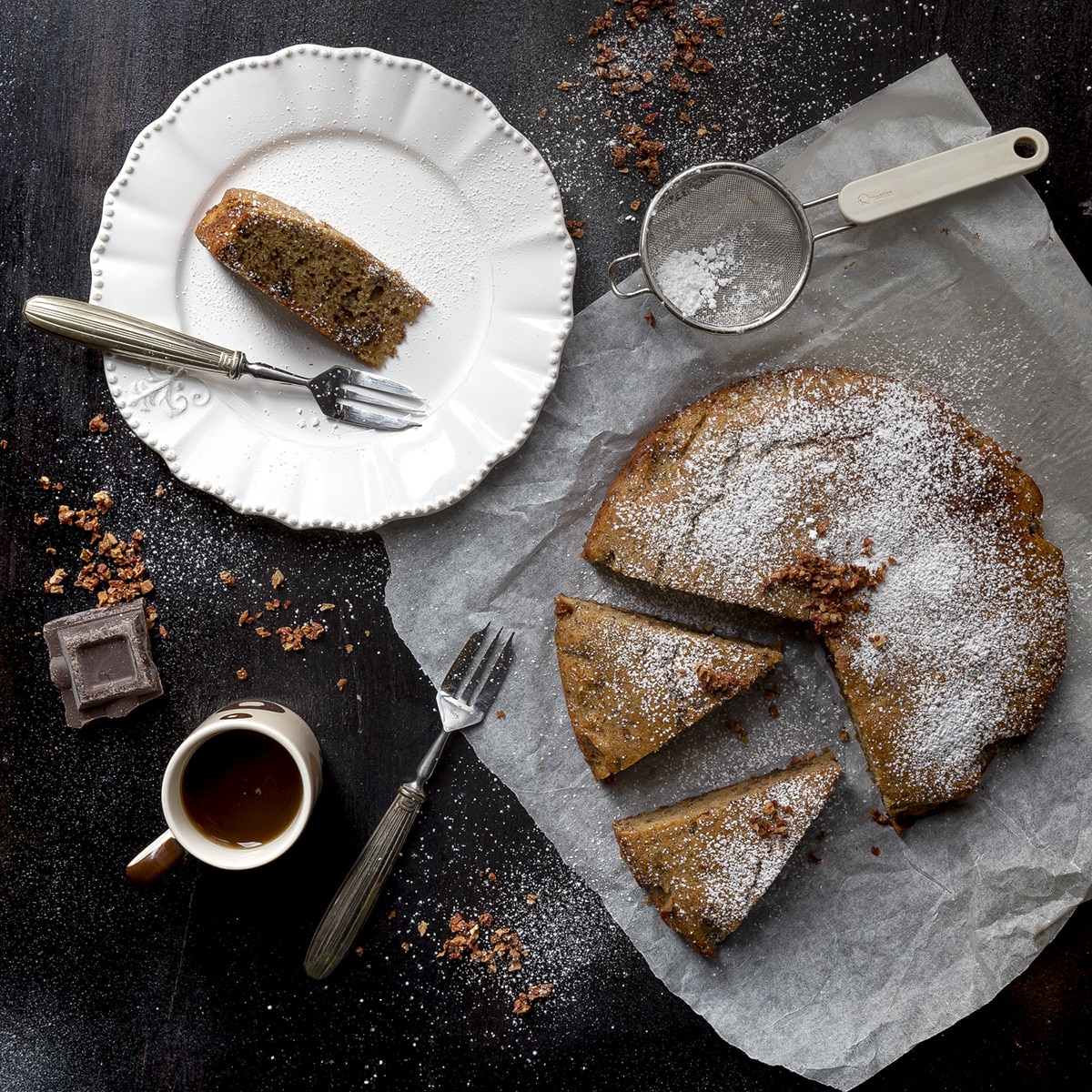 Immagine: Torta alla farina di Teff con ricotta, cioccolato fondente, fragole disidratate e Rum
