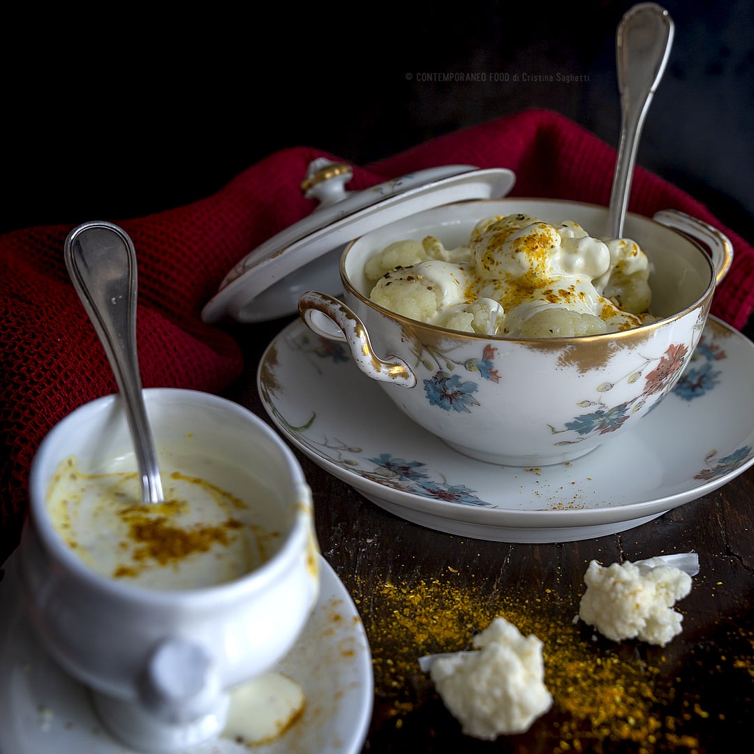 cavolfiore-in-insalata-con-crema-di-yogurt-al-curry-e-pepe-contorno-ricetta-vegetariana-light-facile-contemporaneo-food