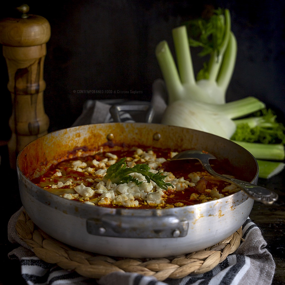 finocchi-in-umido-al-pomodoro-con-zafferano-feta-greca-ricetta-vegetariana-facile-contorno-contemporaneo-food