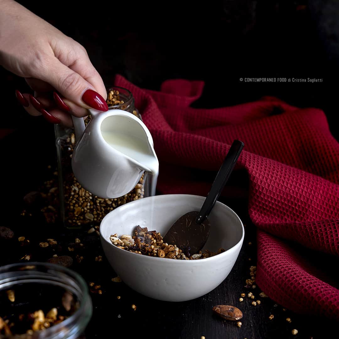 granola-con-fave-di-cacao-colazione-ricetta-superfood-ricetta-facile-colazione-contemporaneo-food